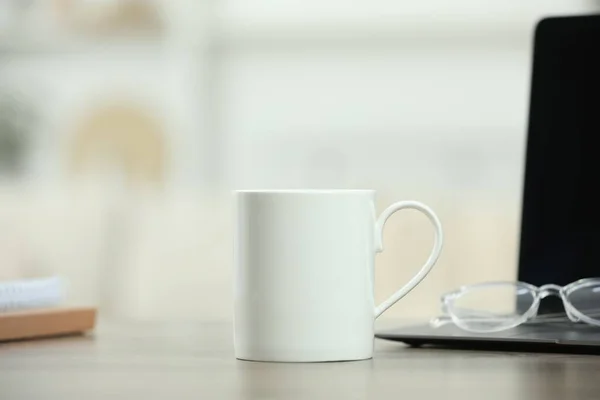 Mug Keramik Putih Kacamata Dan Laptop Meja Kayu Dalam Ruangan — Stok Foto