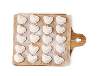 Beyaz arka planda lezzetli dolgu ve un içeren çiğ hamur köfteleri (varenyky), üst görünüm