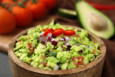 Tahta kasede nefis guacamole, yakın çekim manzaralı.