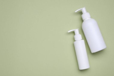 Zeytin arkaplanda farklı temizleyiciler, metin için boş alan var. Kozmetik ürünü