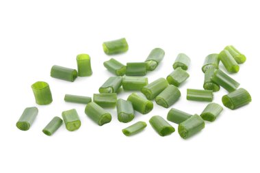 Beyaz arka planda taze taze soğan doğranmış.