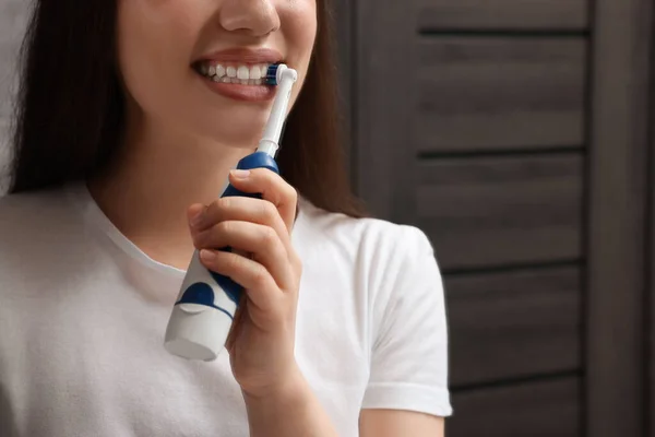 Mulher Escovando Dentes Com Escova Dentes Elétrica Banheiro Close — Fotografia de Stock