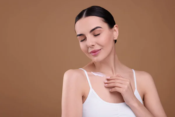 Beautiful Woman Smear Body Cream Her Collarbone Light Brown Background — Stock Photo, Image