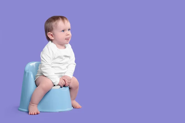 Küçük Çocuk Menekşe Arkaplanda Bebek Tuvaletinde Oturuyor Mesaj Için Boşluk — Stok fotoğraf