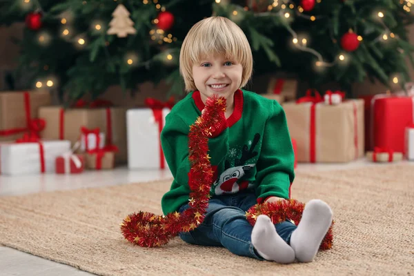 Dítě Jasným Pozlátkem Doma Podlaze Vánoční Ozdoba — Stock fotografie