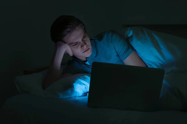Мальчик Подросток Использует Ноутбук Кровати Ночью Интернет Зависимость — стоковое фото