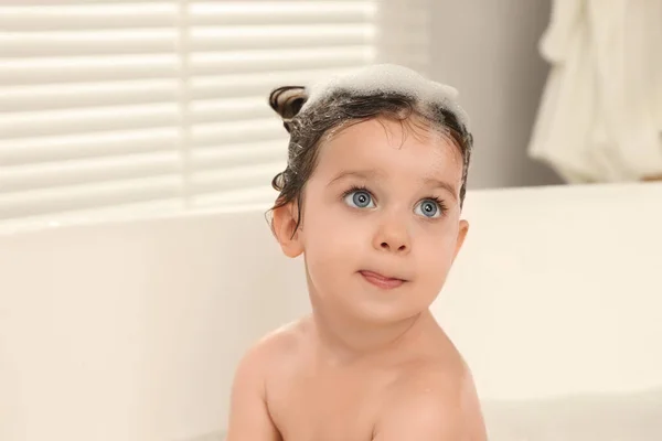 Милая Маленькая Девочка Стирает Волосы Шампунем Ванной Комнате — стоковое фото
