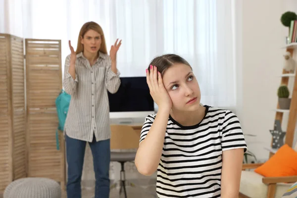 Teenage Daughter Ignoring Mother While She Scolding Her Home — Stock Photo, Image