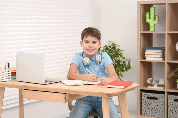 Pojken Skriver Anteckningsblock Nära Laptop Vid Skrivbordet Rummet Hemarbetsplats — Stockfoto