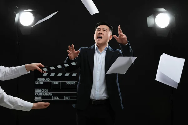 感情用事的亚洲演员在舞台上表演 而第二助理摄像机则拿着拍板 电影业 — 图库照片