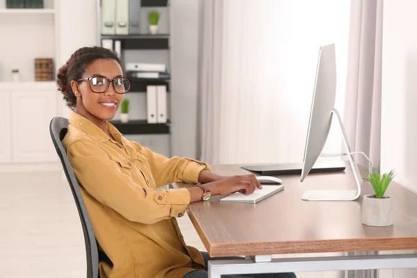 Χαμογελώντας African American Οικότροφος Που Εργάζονται Υπολογιστή Στο Τραπέζι Στο — Φωτογραφία Αρχείου