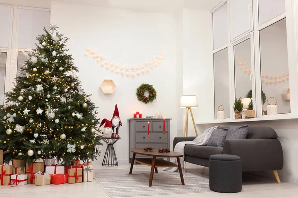 Bela Árvore Natal Caixas Presente Decoração Sala Estar Design Interiores — Fotografia de Stock