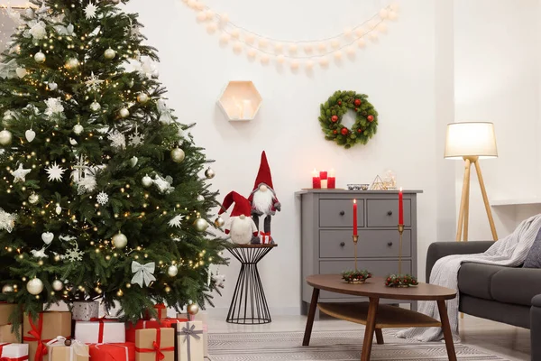 Όμορφο Χριστουγεννιάτικο Δέντρο Κουτιά Δώρων Και Διακόσμηση Στο Σαλόνι Εσωτερική — Φωτογραφία Αρχείου