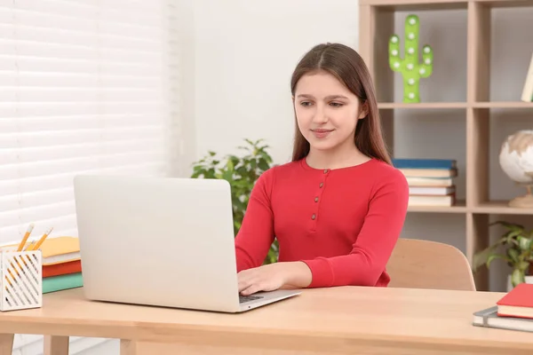 Aranyos Lány Laptopot Használ Szobában Házi Munkahely — Stock Fotó