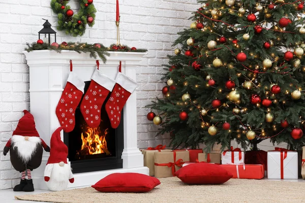 Przytulny Pokój Drzewem Kominkiem Urządzone Boże Narodzenie Projekt Wnętrza — Zdjęcie stockowe