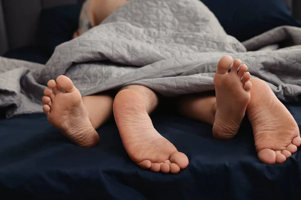 Παθιασμένο Ζευγάρι Που Κάνει Σεξ Στο Κρεβάτι Επικεντρωθεί Στα Πόδια — Φωτογραφία Αρχείου