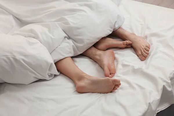 Παθιασμένο Ζευγάρι Που Κάνει Σεξ Στο Κρεβάτι Κοντινό Πλάνο Ποδιών — Φωτογραφία Αρχείου