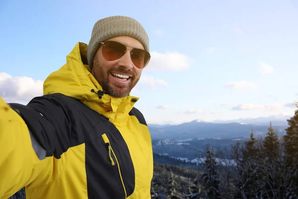 Χαμογελώντας Άνθρωπος Γυαλιά Ηλίου Λαμβάνοντας Selfie Στα Βουνά — Φωτογραφία Αρχείου