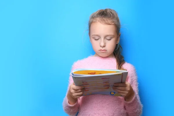 Mała Dziewczynka Czyta Książkę Jasnoniebieskim Tle Miejsce Tekst — Zdjęcie stockowe