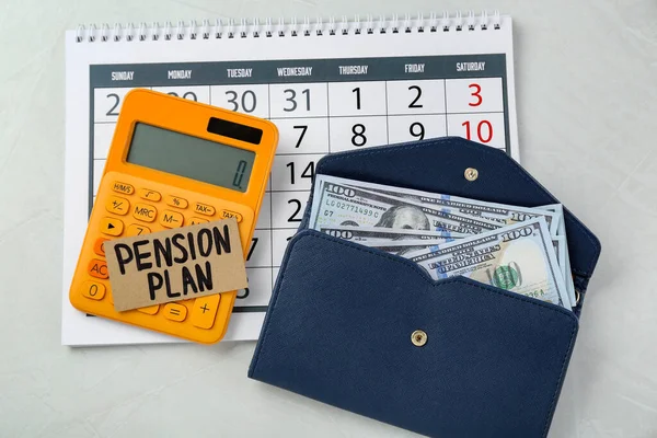 Tarjeta Con Frase Plan Pensiones Billetes Dólar Calculadora Calendario Mesa — Foto de Stock