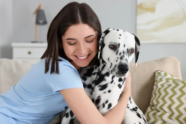 Vacker Kvinna Kramar Sin Bedårande Dalmatiska Hund Soffan Hemma Härligt — Stockfoto