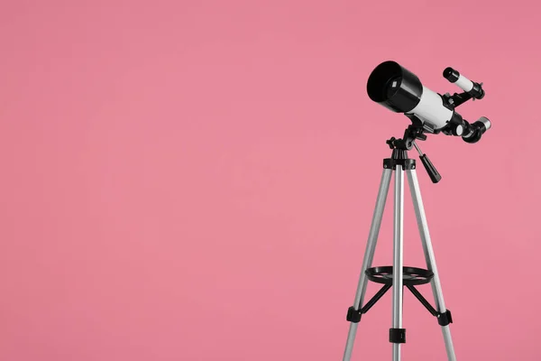 Tripod Modern Teleszkóppal Halvány Rózsaszín Háttérrel Szöveges Hely — Stock Fotó