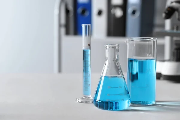 Vetreria Laboratorio Con Liquido Azzurro Sulla Tavola Spazio Testo — Foto Stock