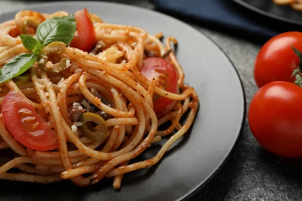 Köstliche Pasta Mit Sardellen Tomaten Und Oliven Auf Dem Tisch — Stockfoto