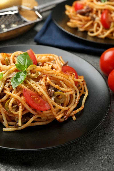 Heerlijke Pasta Met Ansjovis Tomaten Olijven Grijze Tafel — Stockfoto