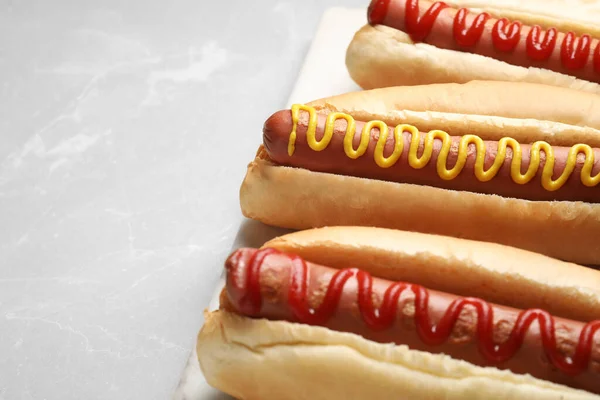 Hot Dogs Frais Délicieux Avec Des Sauces Sur Table Marbre — Photo