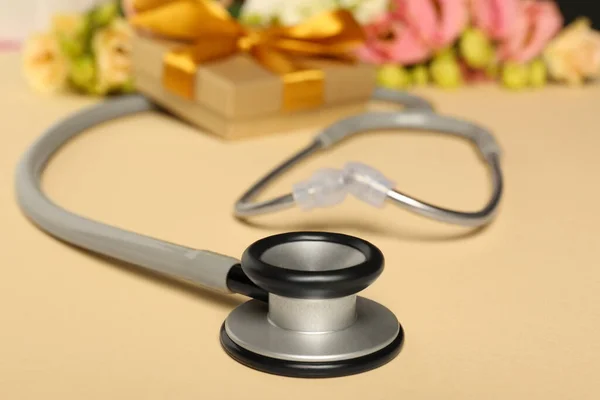 Stethoscope Ajándékdoboz Eustoma Virágok Bézs Háttérrel Közelkép Boldog Orvosnapot — Stock Fotó