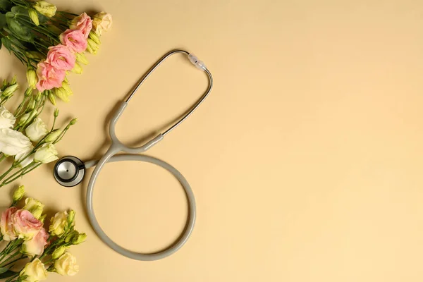 Stethoscope Eustoma Virágok Bézs Alapon Lapos Feküdt Helyet Szöveges Boldog — Stock Fotó