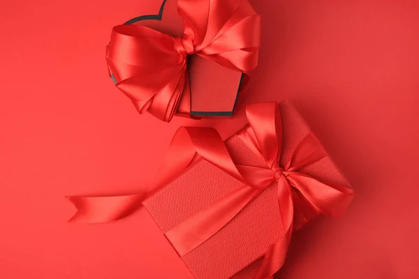 Vackra Presentförpackningar Med Rosetter Röd Bakgrund Platt Låg — Stockfoto
