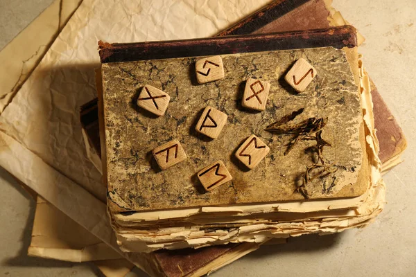 Houten Runen Oude Boeken Beige Tafel Bovenaanzicht — Stockfoto