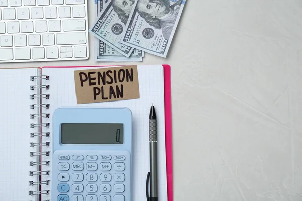 Kort Med Ord Pensionsplan Sedlar Miniräknare Och Anteckningsbok Vitt Kontorsbord — Stockfoto