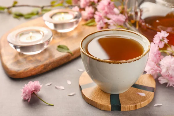 Hagyományos Szertartás Egy Csésze Főtt Tea Teáskanna Szakuravirág Szürke Asztalon — Stock Fotó