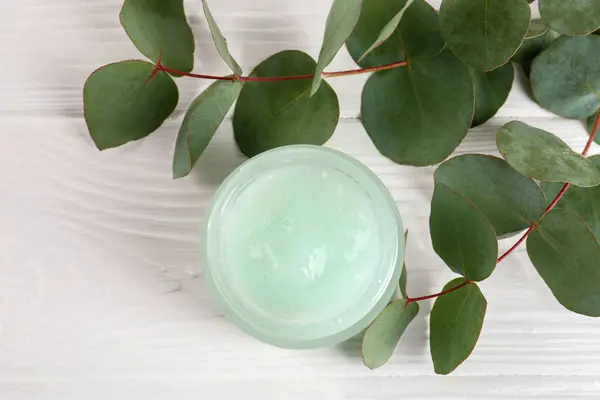 Zelfgemaakte Cosmetische Producten Eucalyptusbladeren Witte Houten Tafel Plat Gelegd — Stockfoto
