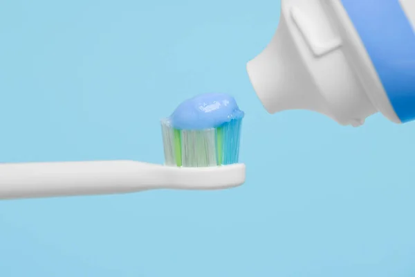 Elektrische Tandenborstel Met Pasta Lichtblauwe Achtergrond Close — Stockfoto