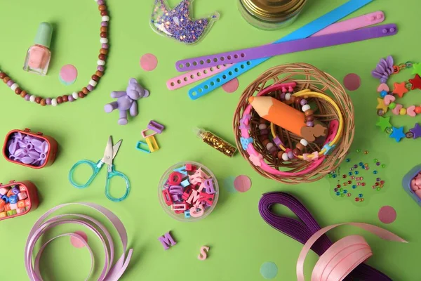 Ręcznie Robiony Zestaw Biżuterii Dla Dzieci Kolorowe Koraliki Wstążki Materiały — Zdjęcie stockowe