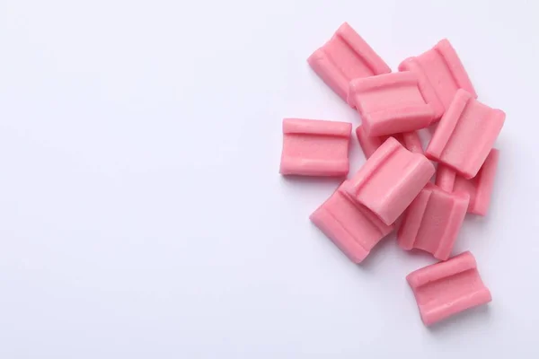 Lekker Roze Kauwgom Witte Achtergrond Plat Gelegd Ruimte Voor Tekst — Stockfoto