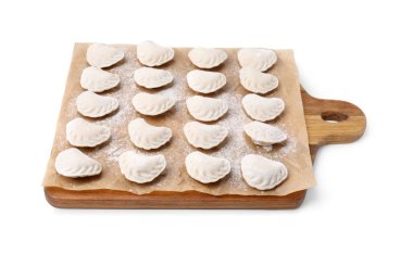 Beyaz zemin üzerinde lezzetli dolgu ve un içeren çiğ hamur köfteleri (varenyky)