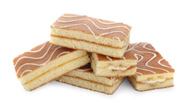 Lezzetli ev yapımı sünger kekleri beyaza izole edilmiş.