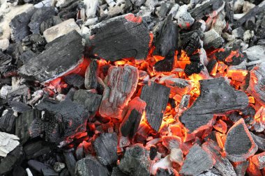 Arkaplan olarak yanan kömürlerin çoğu, yakın görünüm