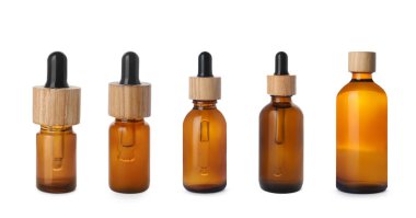 Beyaz arka planda şişelerde farklı kozmetik yağlar var.