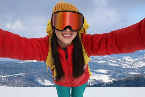 Mujer Sonriente Con Gafas Esquí Tomando Selfie Montañas Nevadas —  Fotos de Stock