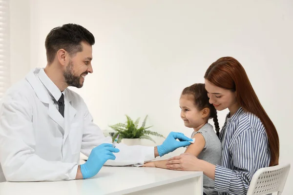 Børns Hepatitis Vaccination Mor Med Sin Datter Klinikken Læge Giver - Stock-foto