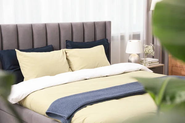 Удобная Кровать Подушками Постельными Принадлежностями Номере Стильный Интерьер — стоковое фото