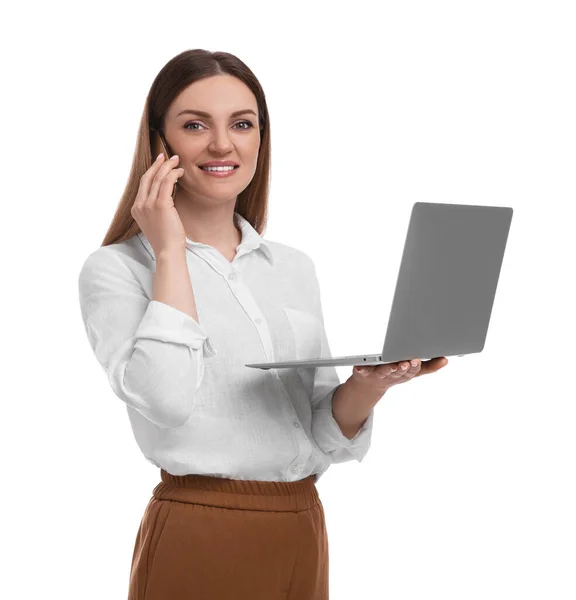 Piękna Bizneswoman Laptopem Rozmawia Przez Telefon Białym Tle — Zdjęcie stockowe