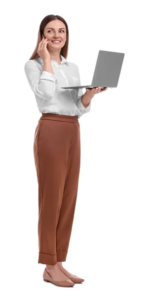 Mooie Zakenvrouw Met Laptop Praten Telefoon Tegen Witte Achtergrond — Stockfoto