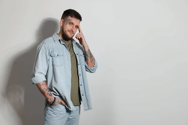 Retrato Homem Hipster Sobre Fundo Cinza Claro Espaço Para Texto — Fotografia de Stock